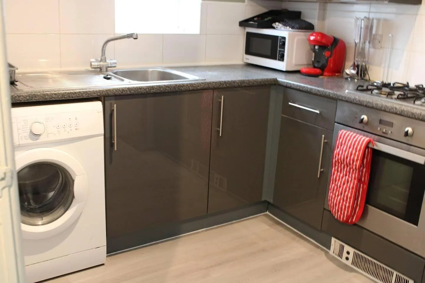 Stunning 2-Bed Ground Floor Apartment In 罗姆福特