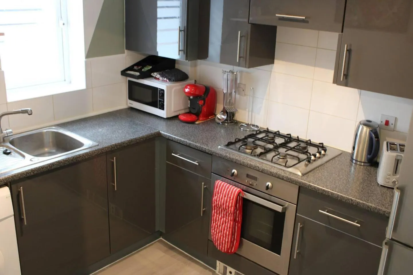 Stunning 2-Bed Ground Floor Apartment In 罗姆福特