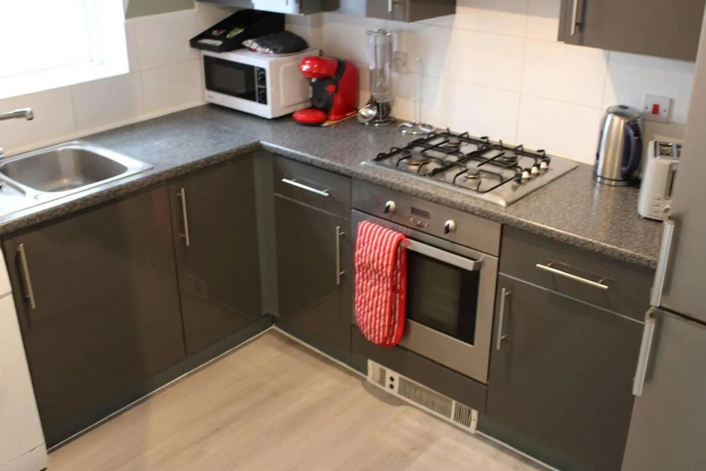 Stunning 2-Bed Ground Floor Apartment In 罗姆福特